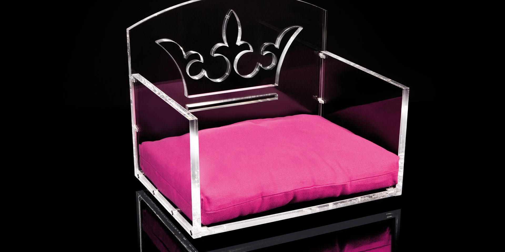 Cuccia design DoggyLy in plexiglas e cuscino fuxia.