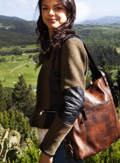 Ragazza con in mano una borsa Chiarugi Firenze ambientata in Toscana.