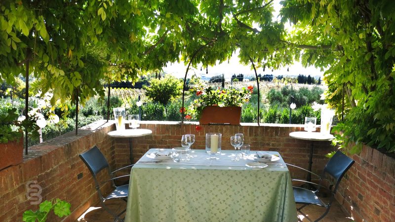 Particolare tavolo in terrazza con vista della Villa Curina.