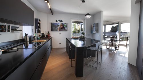 Particolare di cucina nera di alto design.