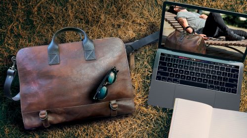 Laptop bag Chiarugi Firenze della linea Old-Tuscany, appoggiato sull'erba.